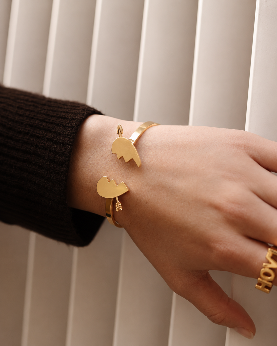 Modell med Heartbreak Bangle i gull på håndleddet