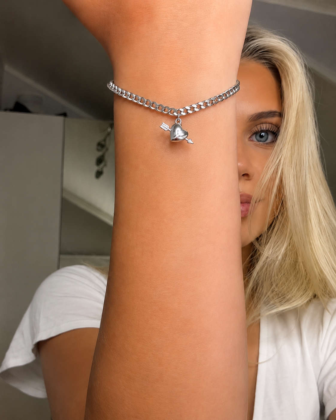 Modell med Lovestruck Bracelet i sølv på håndleddet