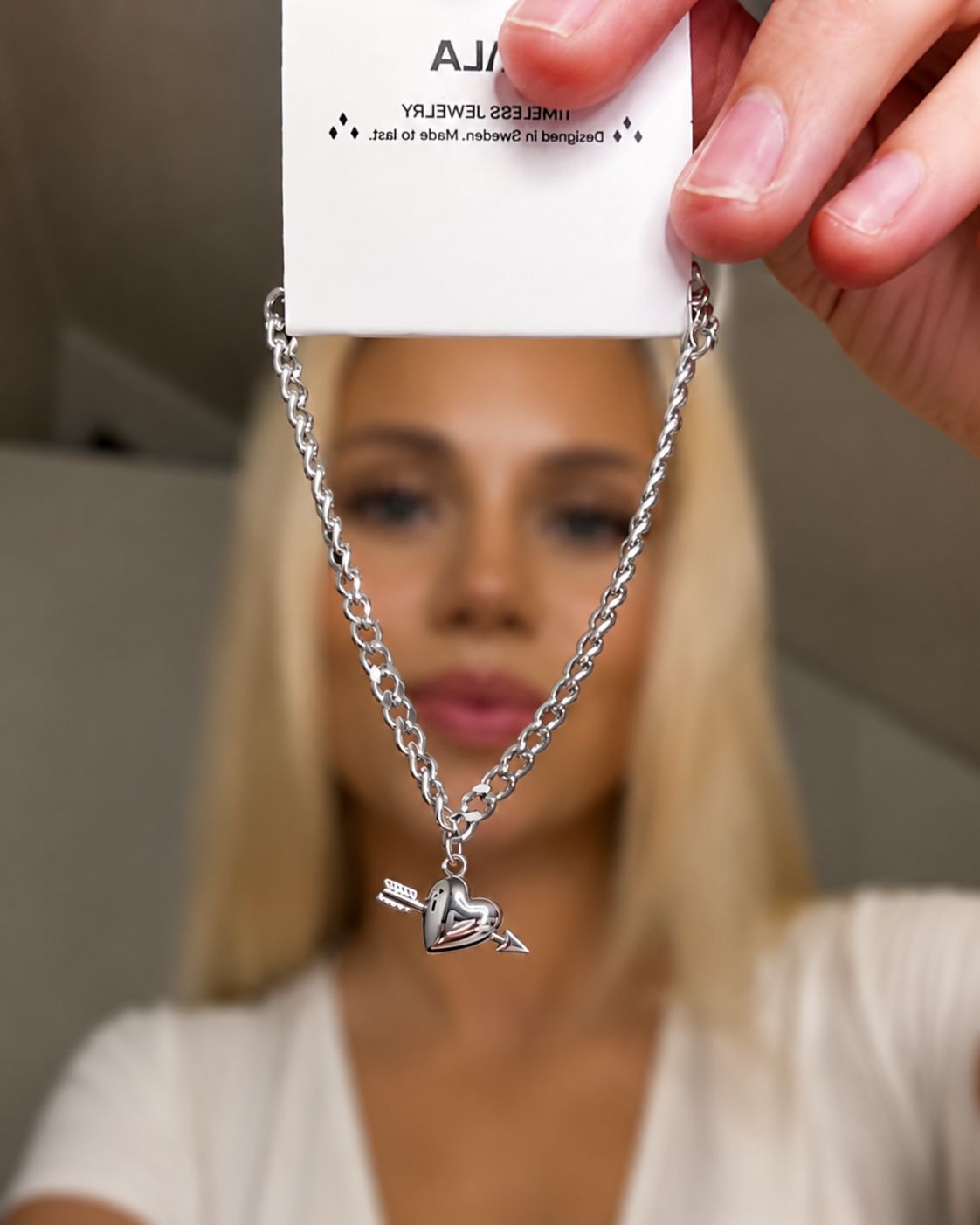 Nærbilde av Lovestruck Bracelet i sølv på håndleddet til en modell