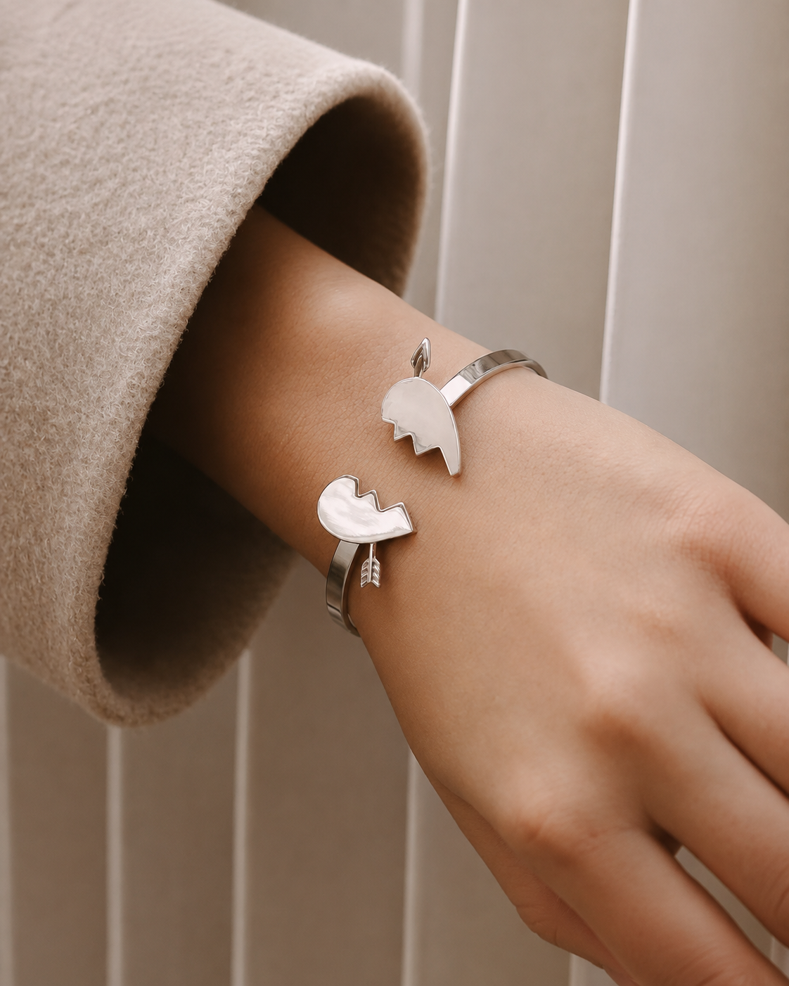 Modell med Heartbreak Bangle i sølv på håndleddet