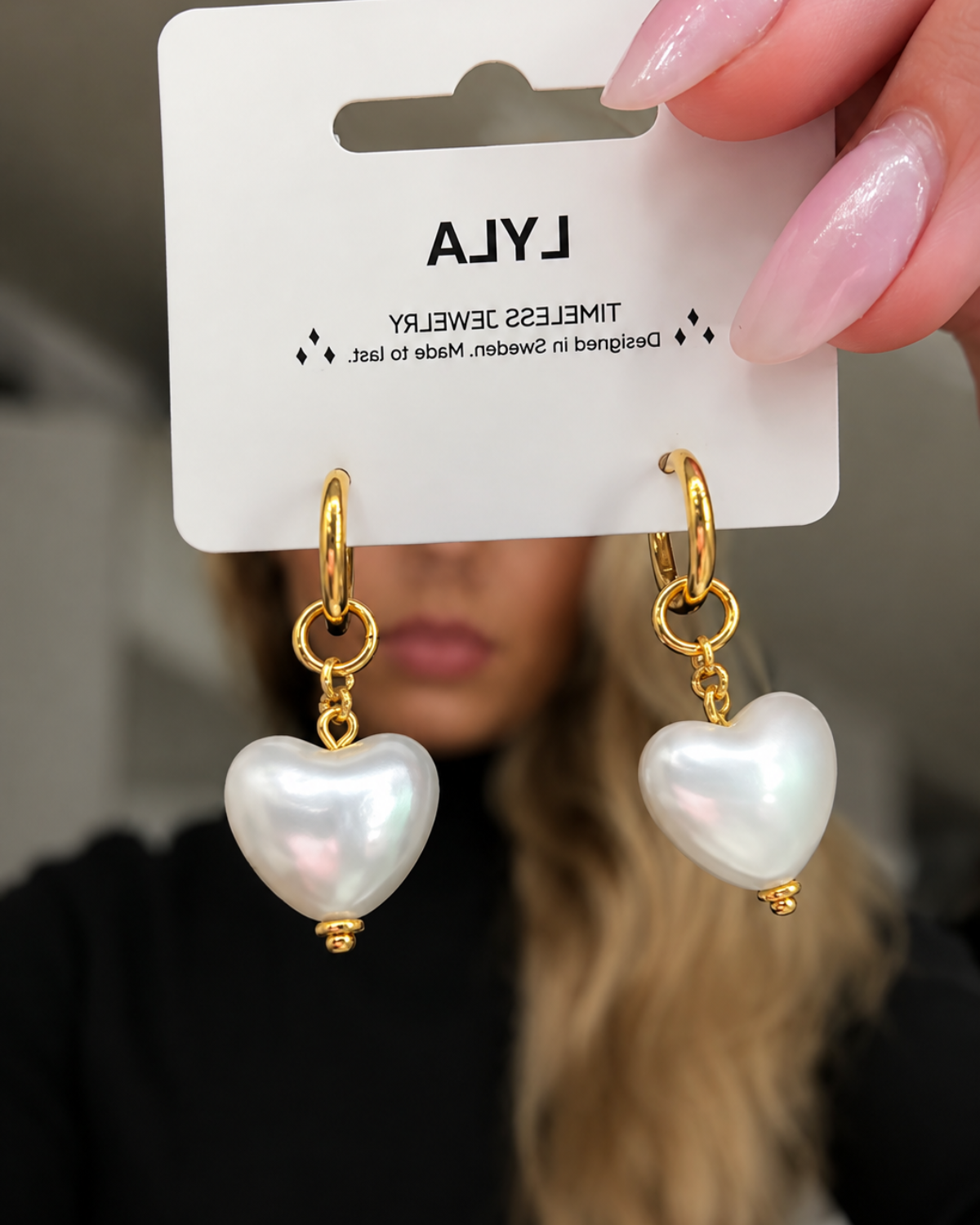 Heart Pearl Earrings i guld på ett LYLA-produktkort